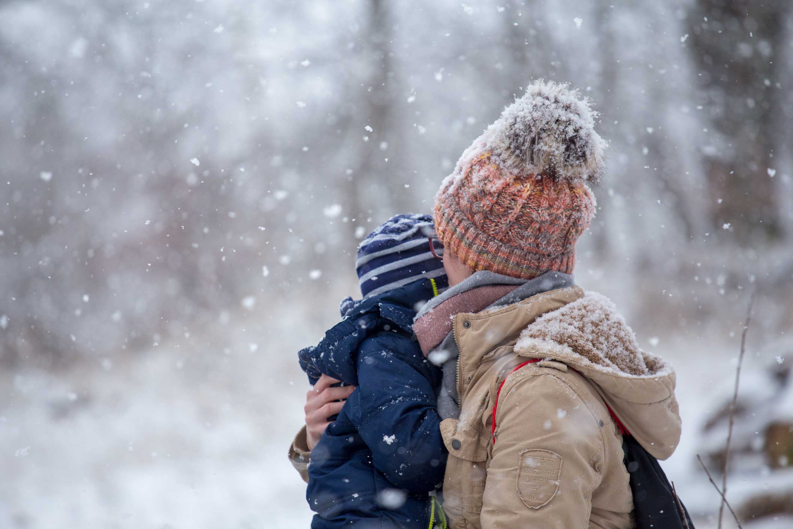 Mutterliebe ist warm, – auch der eisigste Schnee tut ihr nichts.